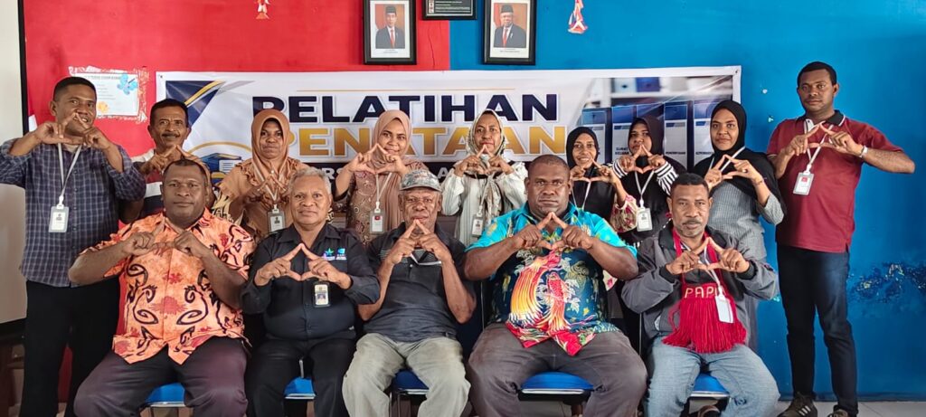 Kampung Trikora Kaimana Mengadakan Pelatihan Penataan Arsip Guna Peningkatan Kualitas Pelayanan